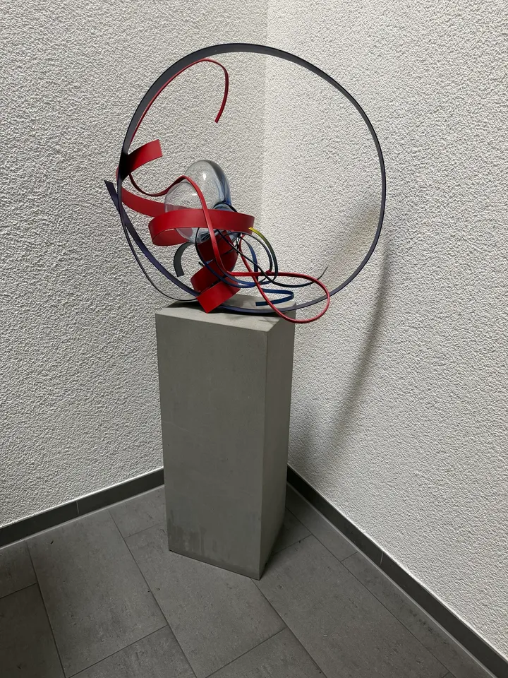 Skulptur auf Steinsockel
